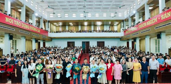 ABAII Unitour Đại học Thương mại: “Blockchain và AI tái định hình ngành logistics và chuỗi cung ứng toàn cầu”