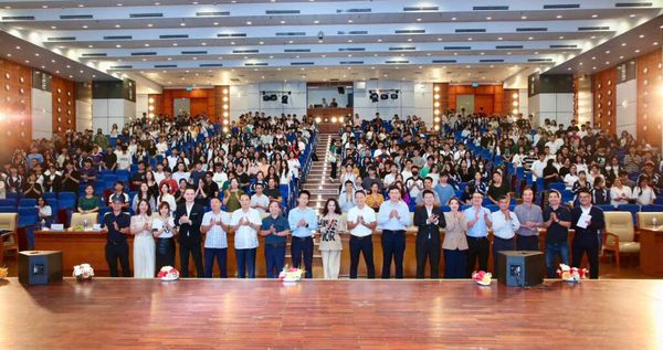 ABAII Unitour chào đón 1.000 sinh viên ĐH Kinh tế Quốc dân vào kỷ nguyên Blockchain và AI
