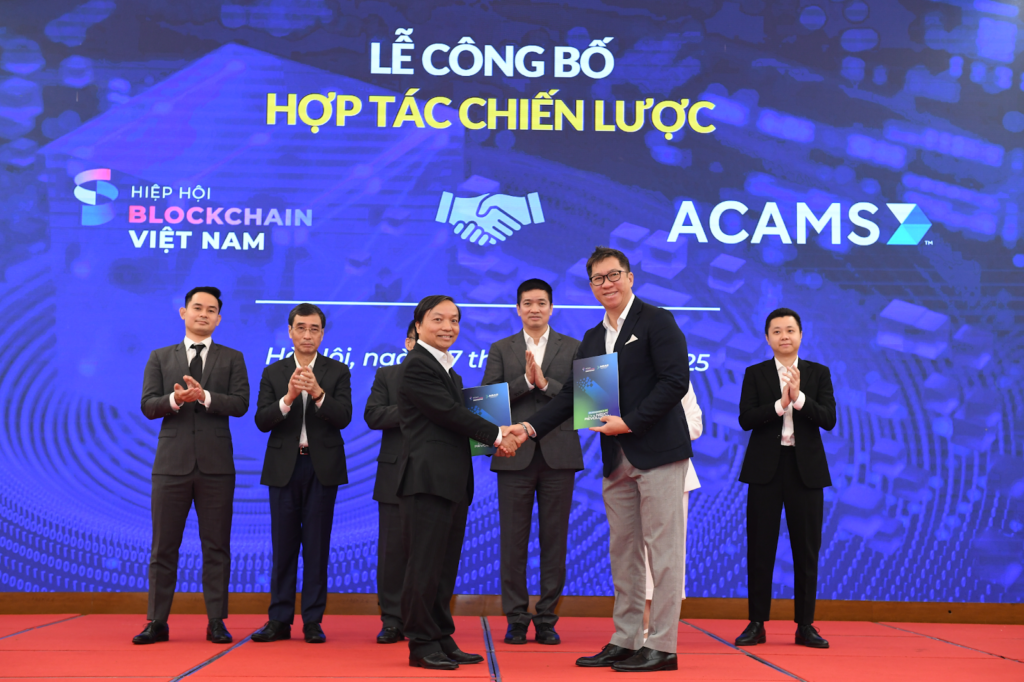 Hai người Việt Nam đầu tiên nhận chứng chỉ phòng, chống rửa tiền từ ACAMS