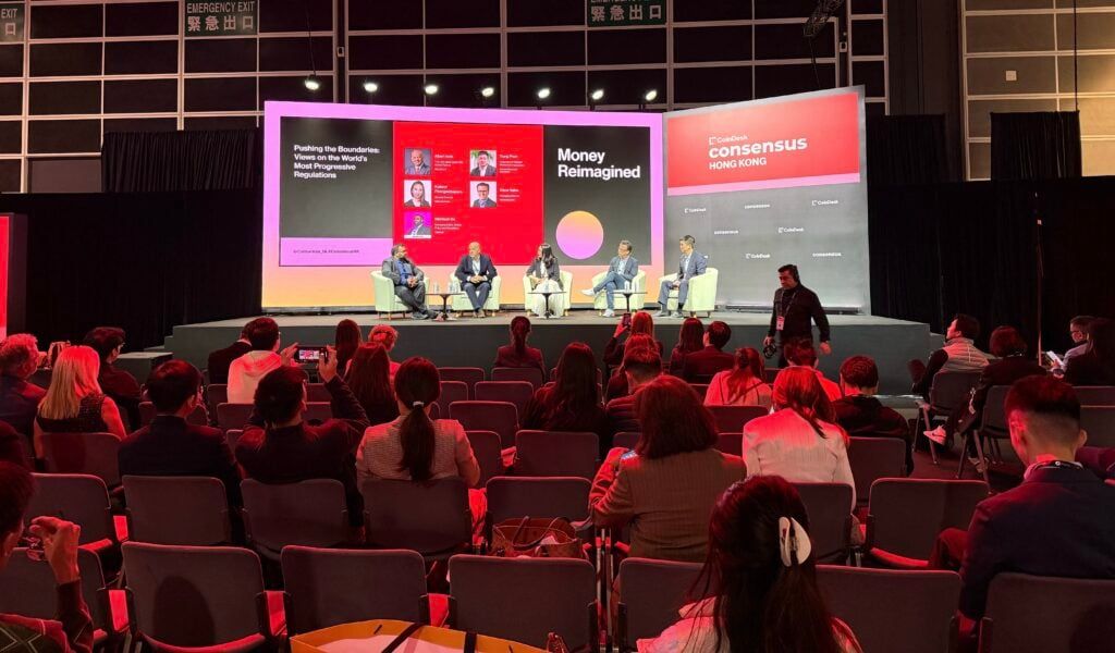 Chủ tịch Hiệp hội Blockchain Việt Nam đối thoại cùng chuyên gia quốc tế về khung pháp lý Blockchain tại Consensus Hong Kong 2025