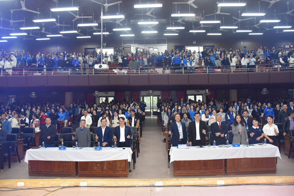 ABAII Unitour 26: Hơn 1.000 sinh viên Huế khám phá tiềm năng Blockchain, AI