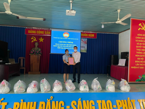 UBMTTQVN THỊ XÃ BẾN CÁT PHỐI HỢP VỚI CÔNG TY CPQT HẢI DƯƠNG TẶNG QUÀ TẾT CHO CÁC HỘ CÓ HOÀN CẢNH KHÓ KHĂN TRÊN ĐỊA BÀN XÃ AN TÂY NĂM 2022