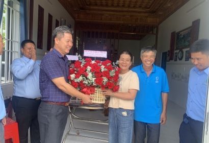 Lãnh đạo công ty đến thăm và tặng quà đại lý