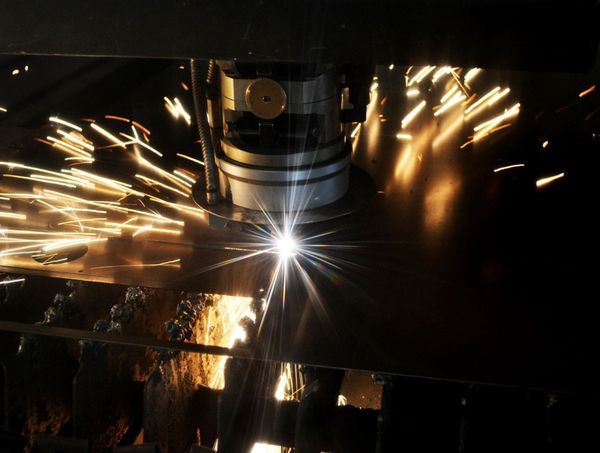Thiết bị thông minh cắt laser siêu nhanh bằng sợi carbon: Một bước đột phá mới trong sản xuất điện thoại có thể gập lại