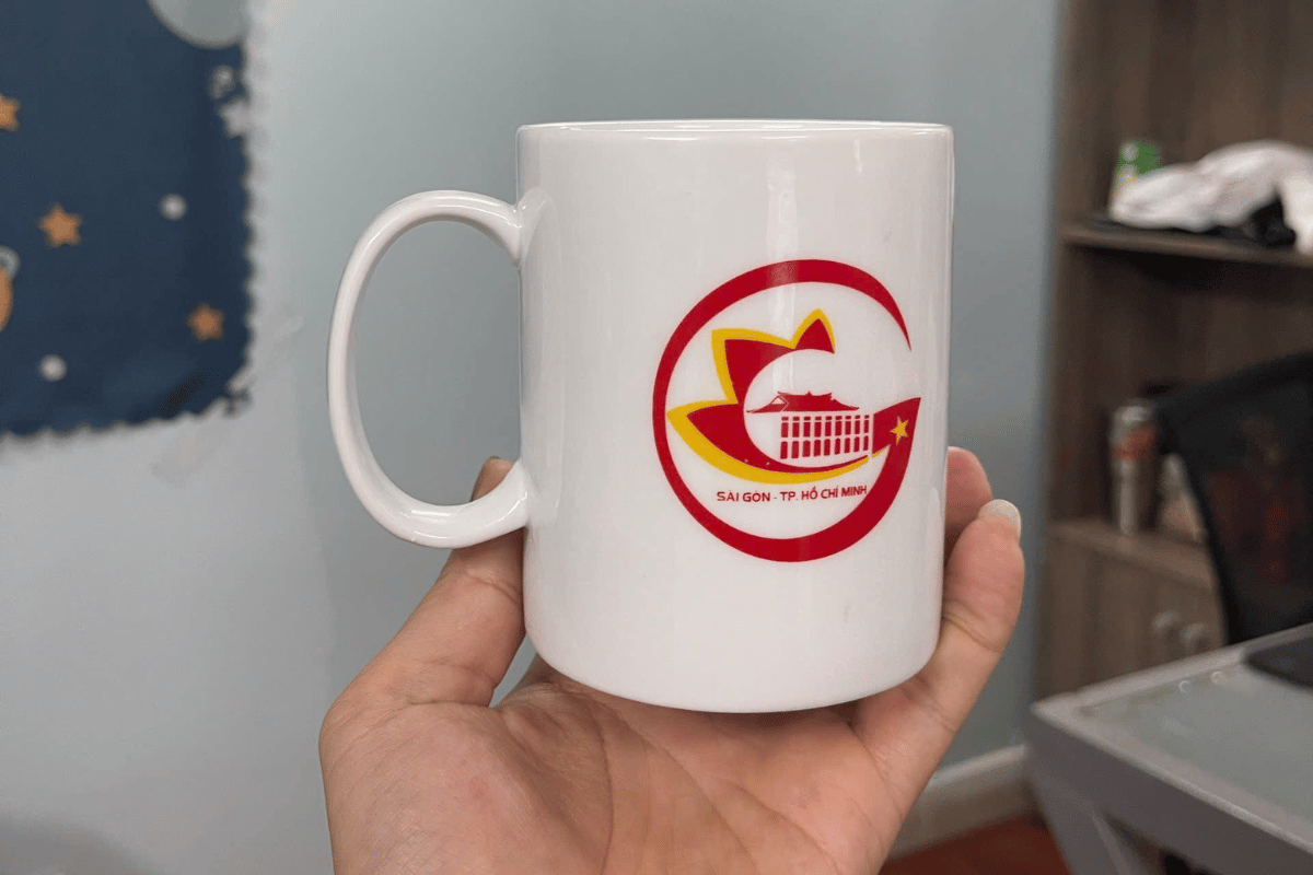 Các mẫu ly sứ in logo kiểu dáng trụ, quai C, dáng cao