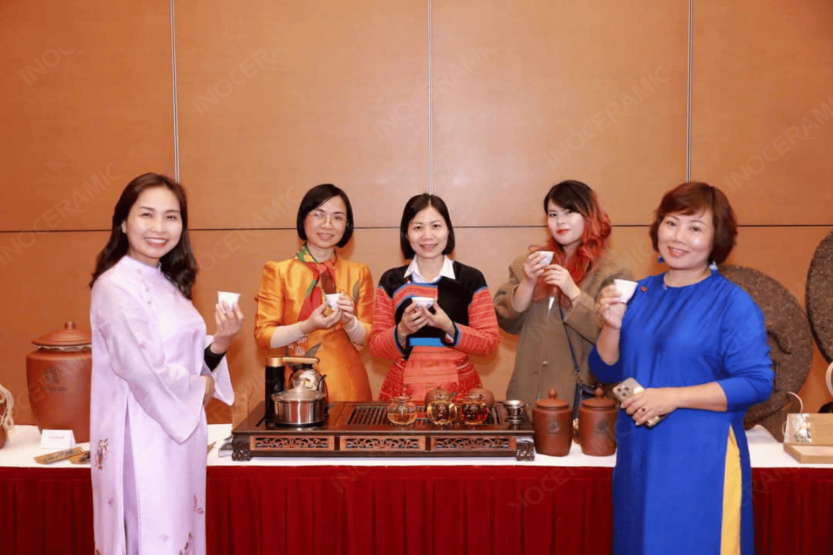 Tách trà bốc khói nhẹ bên khay trà gốm thủ công, ánh sáng dịu nhẹ buổi sáng