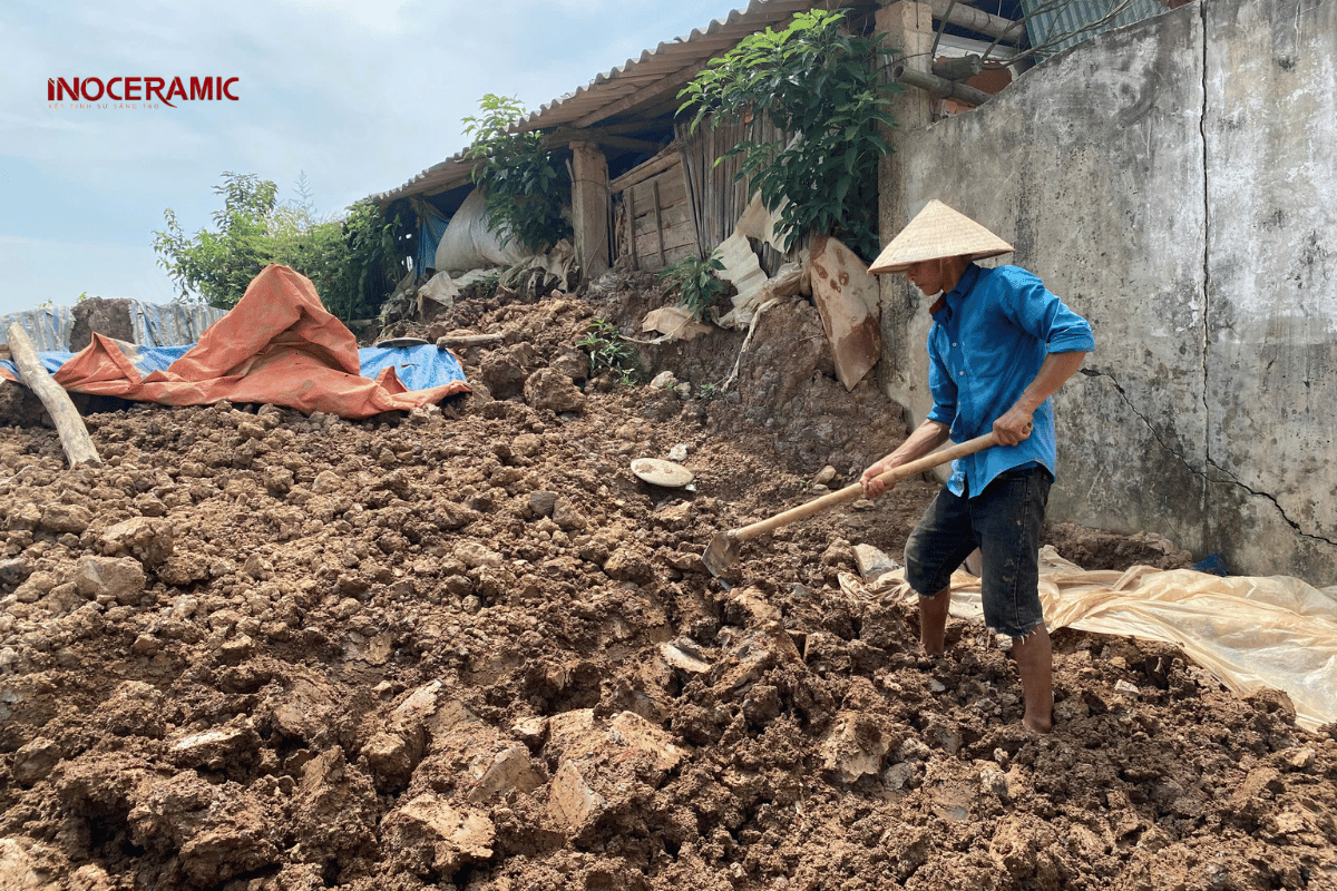 Bà con làng gốm tiến hành khai thác đất sét tự nhiên