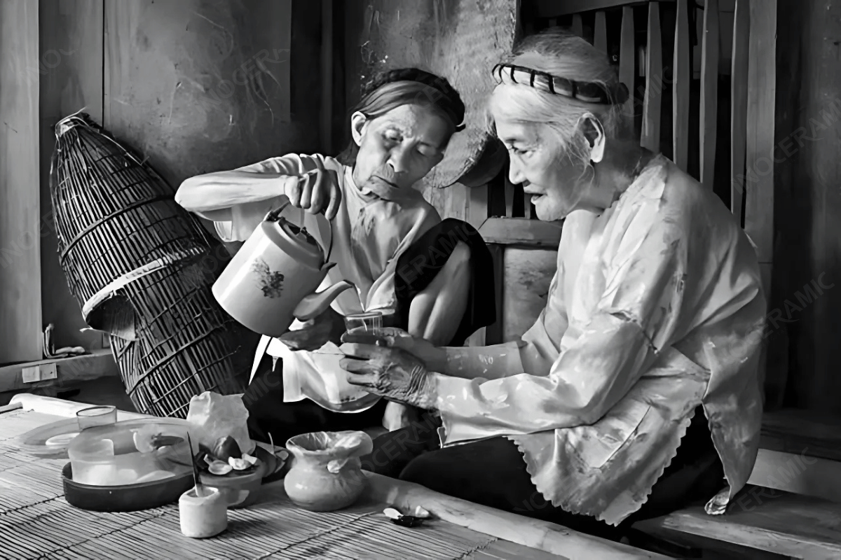 Cụ bà đang pha trà truyền thống với bộ ấm chén gốm sứ