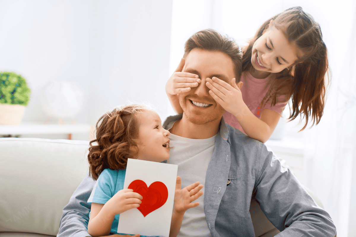 Người cha mỉm cười nhận quà từ con vào Ngày của Cha