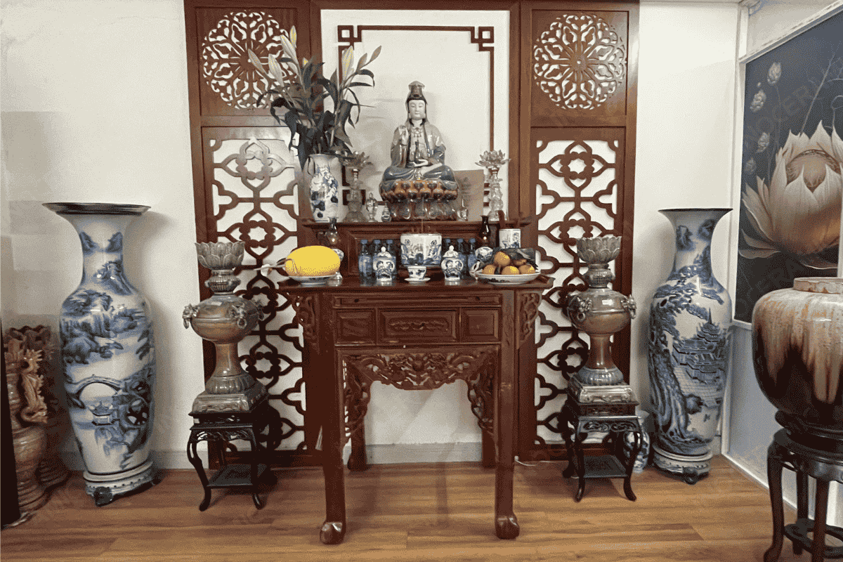 Bàn thờ gia tiên sử dụng những vật phẩm gốm sứ phong thuỷ