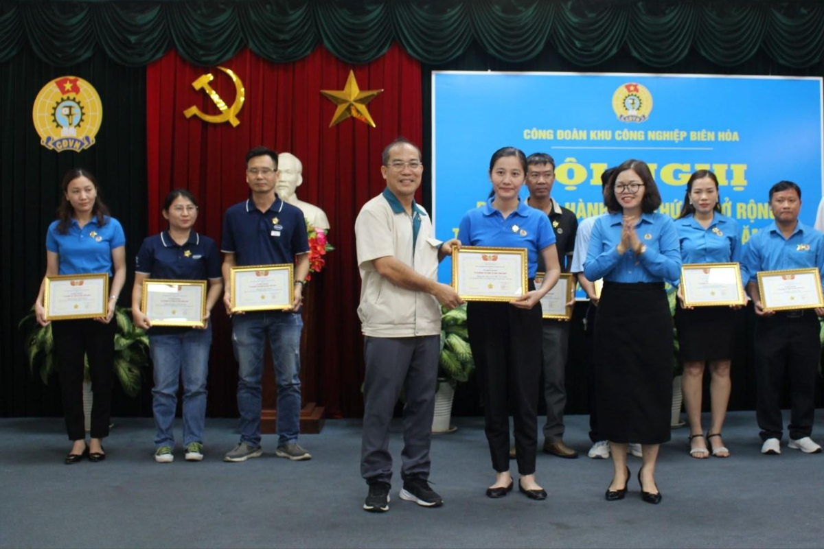 Công đoàn KCN Biên Hòa trao tặng bằng khen cho đoàn viên