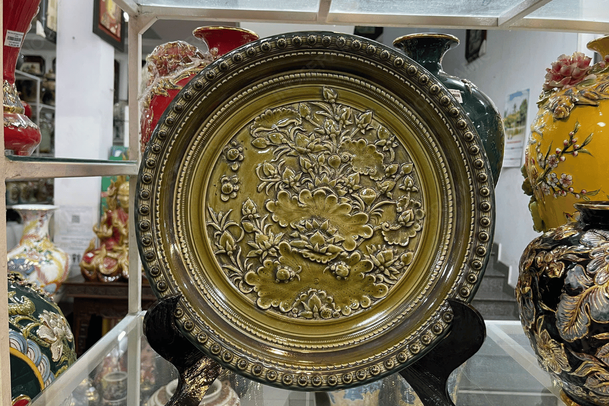 Không gian nội thất với đĩa sứ trưng bày mang lại vượng khí