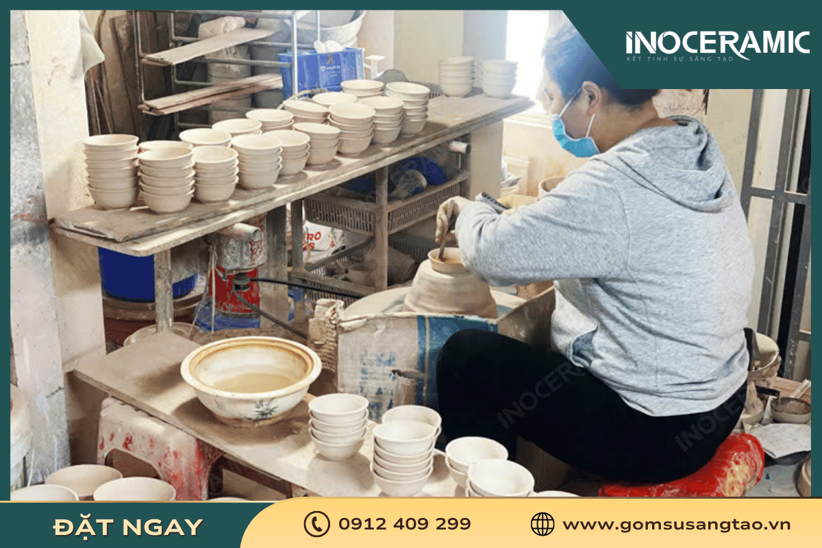 Nghệ nhân làm những sản phẩm gốm sứ tại làng Bát Tràng