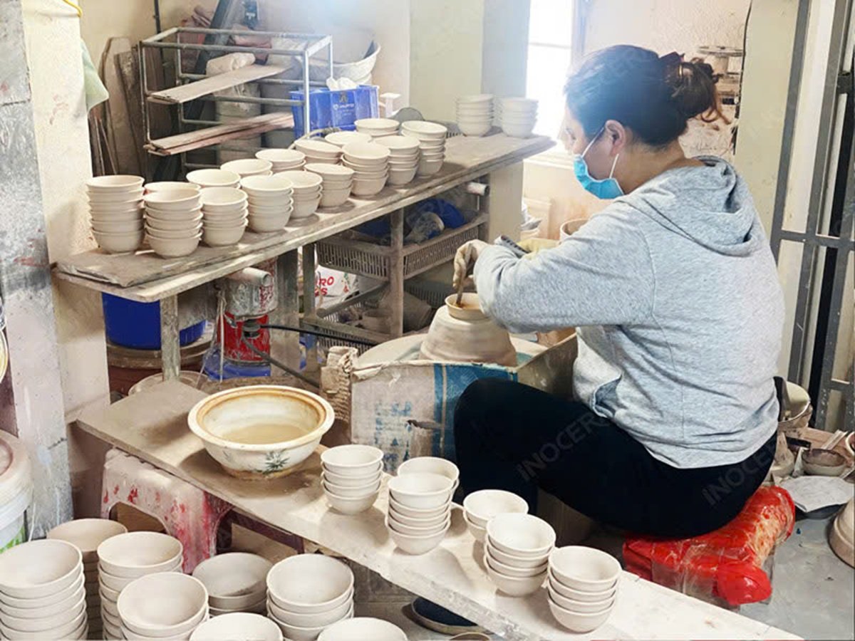 Các nghệ nhân đang tạo hình gốm sứ theo yêu cầu của khách hàng