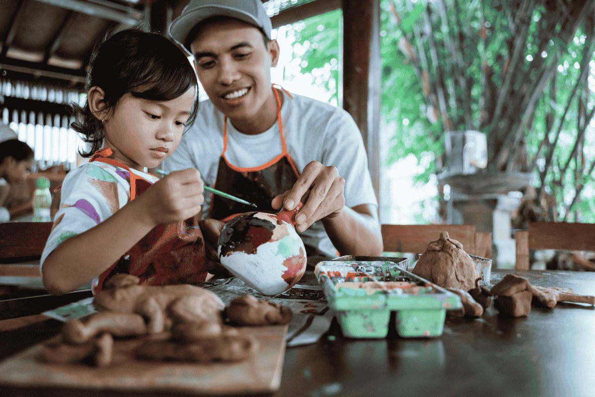 Con trao quà cho cha trong khoảnh khắc ấm áp