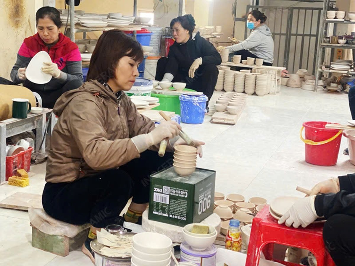 Các nghệ nhân của Gốm Sứ Sáng Tạo đang tạo hình sản phẩm