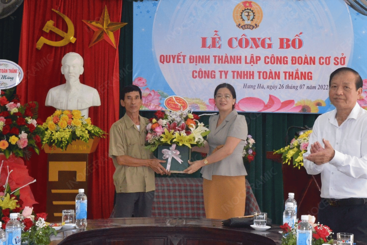 Thành lập Công đoàn cơ sở công ty Toàn Thắng ( nguồn báo huyện Hưng Hà - Thái Bình)