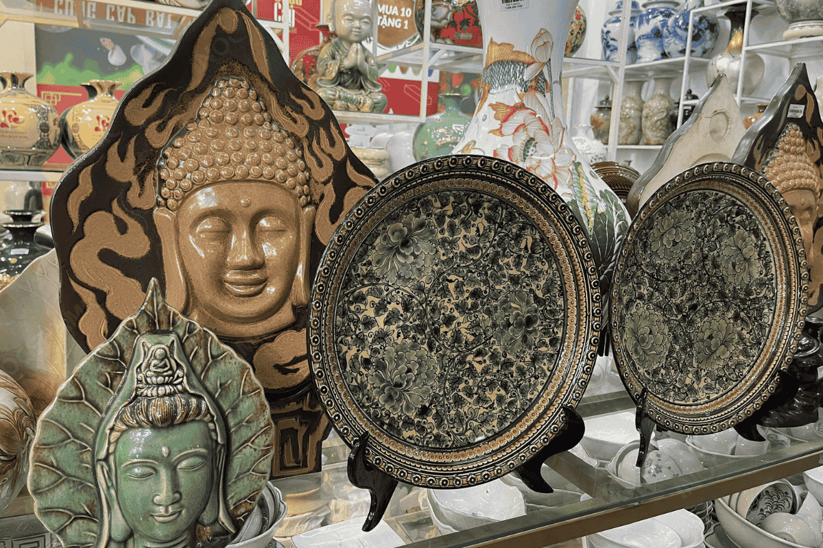 Bàn thờ gia tiên sử dụng những vật phẩm gốm sứ phong thuỷ