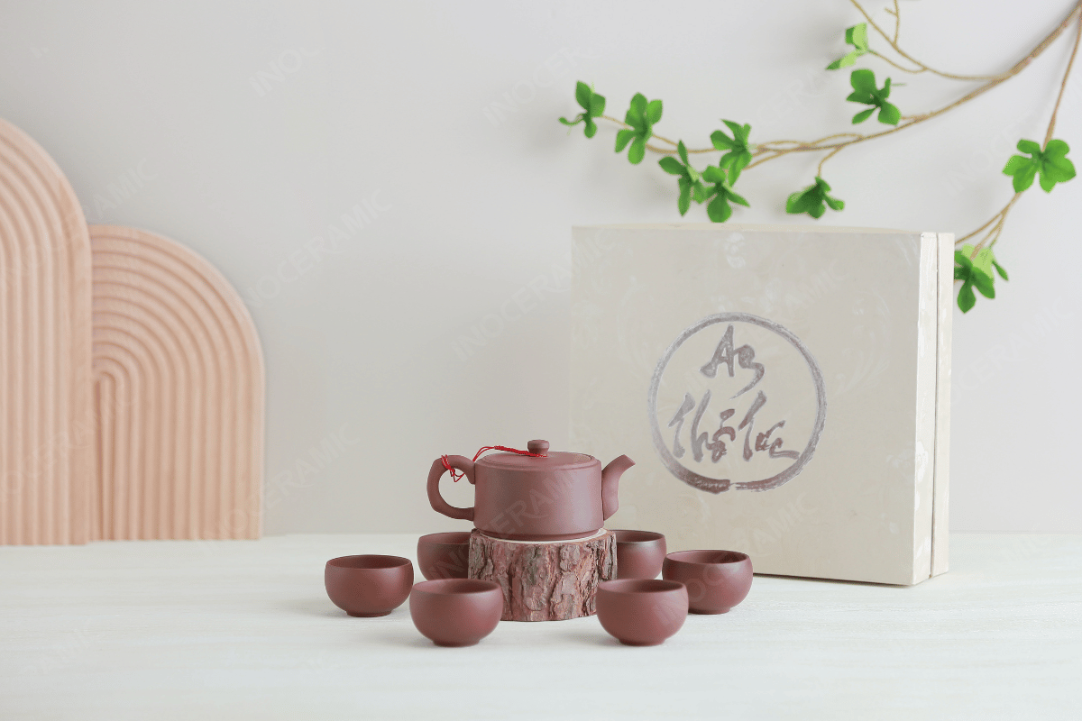 Bộ ấm trà An Thổ Túc dáng Trúc Lâm là sự kết hợp hoàn hảo giữa nghệ thuật gốm sứ