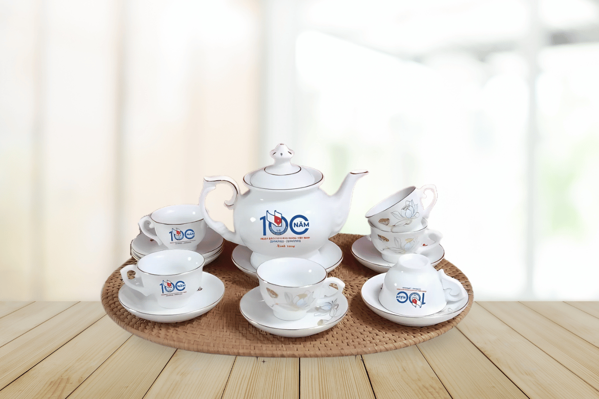 Bộ trà gốm sứ Bát Tràng in logo dành tặng nhà báo