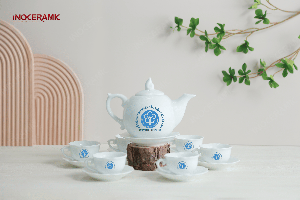 Bộ ấm trà gốm sứ in logo – quà tri ân ngày Bảo hiểm Y tế Việt Nam