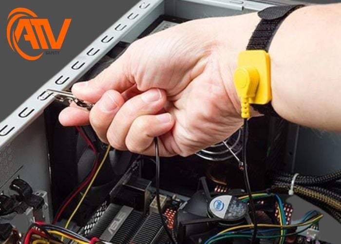 Khi tiến hành thực hiện lắp ráp điện tử người ta cần trang bị vòng chống tĩnh điện