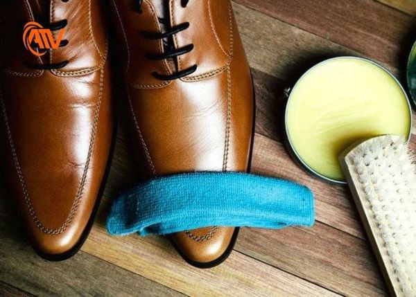 Tận dụng các vật dụng có sẵn để làm mới giày da hiệu quả