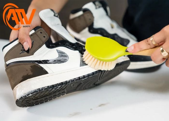 Vệ sinh giày cũ trước khi tiến hành tái chế giày cũ