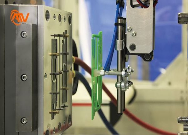 Bước cuối cùng tách sản phẩm trong quy trình ép phun