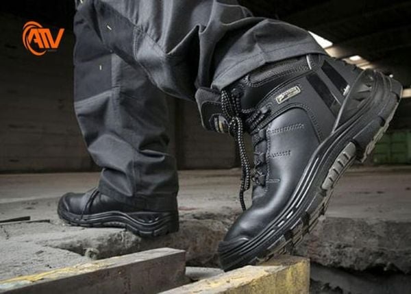 Giày đi bộ thiết kế hỗ trợ di chuyển lâu dài