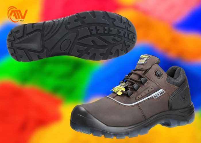 Giày bảo hộ được sử dụng trong sơn tĩnh điện