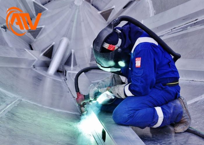 trang bị đầy đủ thiết bị bảo hộ trong quá trình hàn