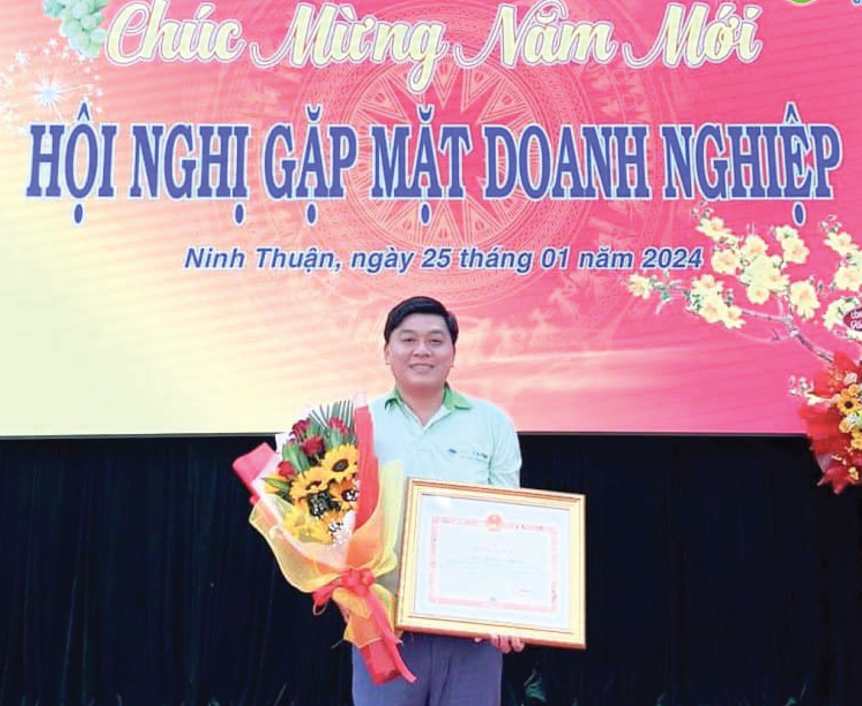 Anh Nguyễn Đức Thuận - Giám đốc VIETFARM nhận Bằng khen của Chủ tịch UBND Tỉnh Ninh Thuận
