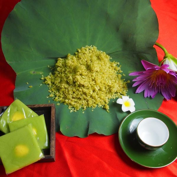 Cốm tươi ăn ngay cùng bánh cốm trà