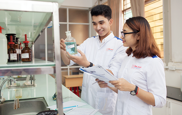 Học dược sĩ có khó không? Những tố chất để trở thành dược sĩ