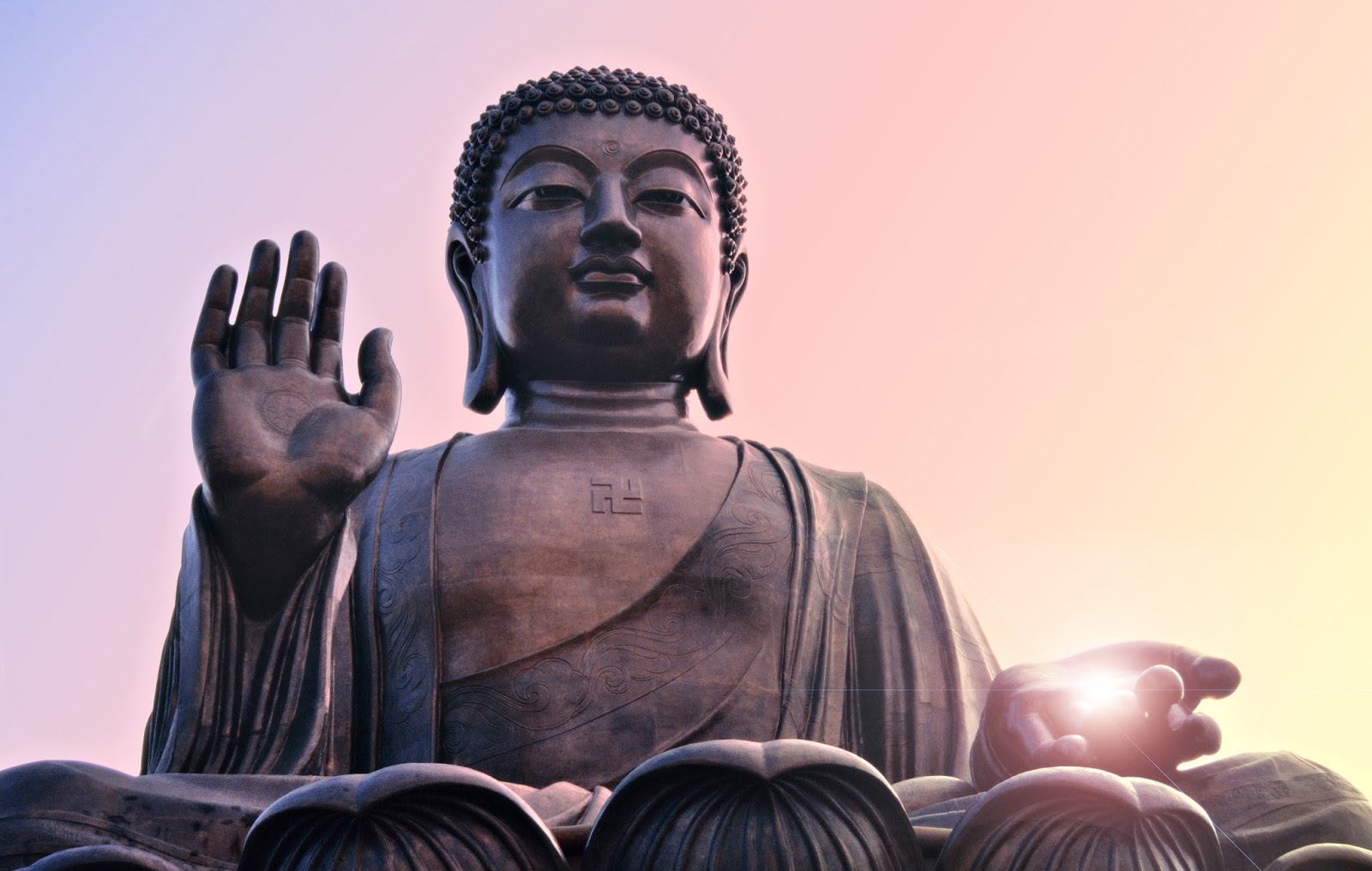 “Không ai cứu được ta… ngoài chính ta. Hãy tự thắp đuốc lên mà đi.” — Lời Phật dạy —