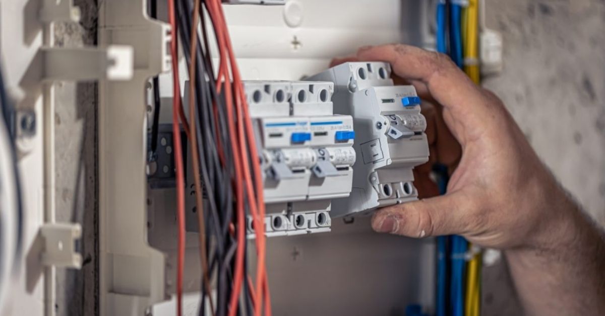 thietbidienvinhquang.com - Aptomat chống giật dùng cho 3 pha 4 dây