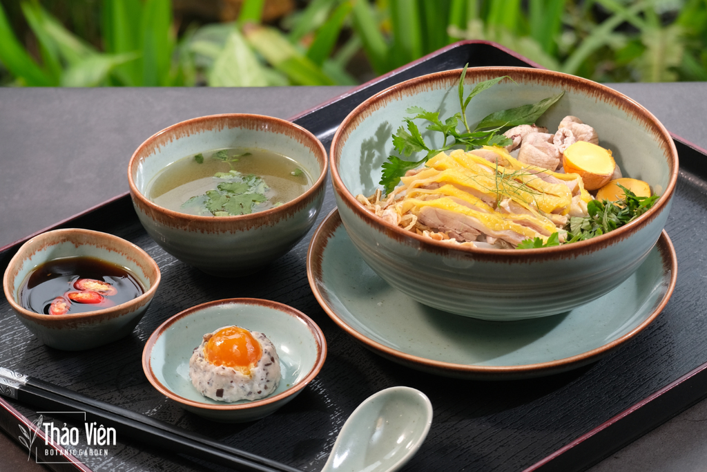 Phở gà kim kê mọc trứng muối - Món ăn sáng hấp dẫn thực khách