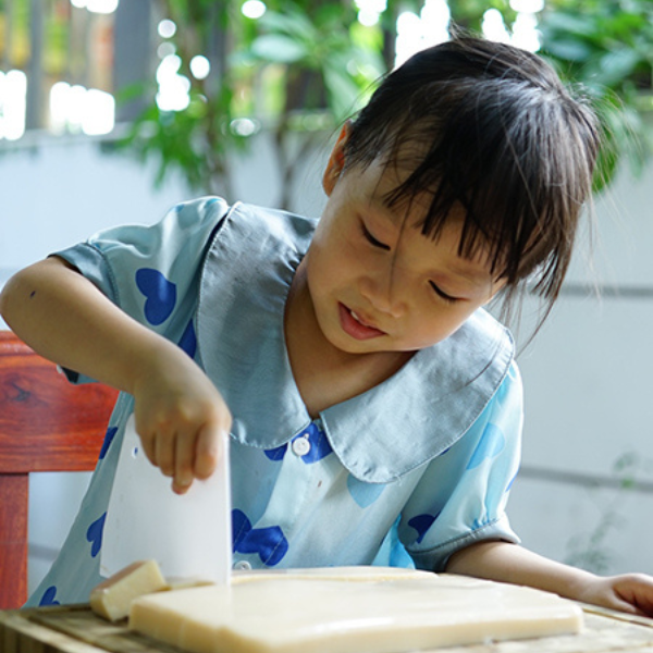 Cô bé 5 tuổi nấu được hơn 50 món ăn