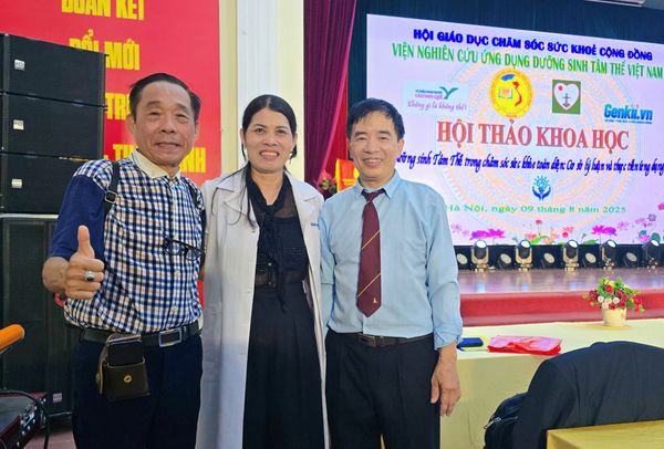Dược sĩ Đặng Hương từ Genkii.vn cùng Giáo sư Nguyễn Công Khanh và các đại biểu là những chuyên gia đầu ngành về chăm sóc sức khỏe trên cả nước.