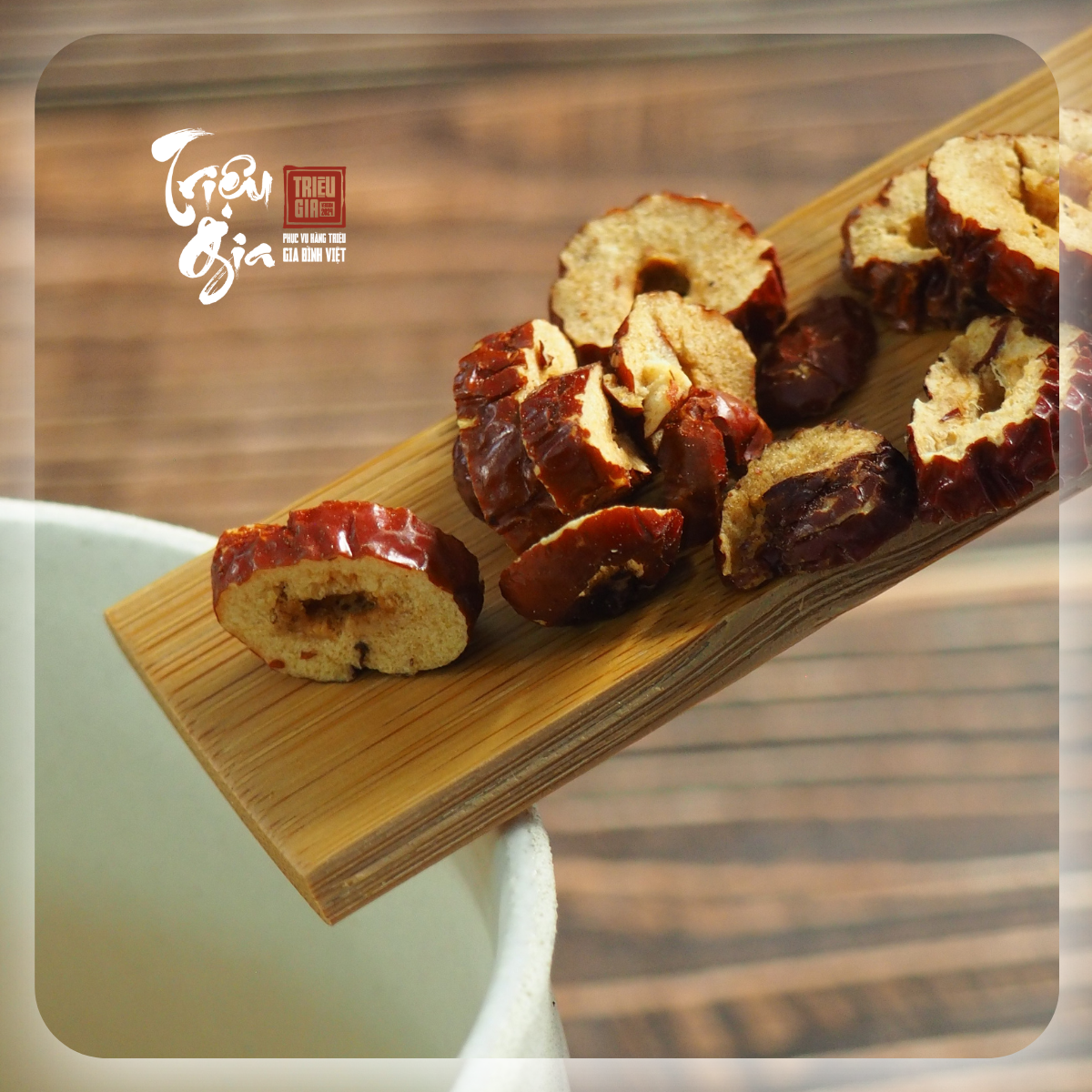 Hướng dẫn pha trà táo đỏ điều hòa kinh nguyệt cực đơn giản