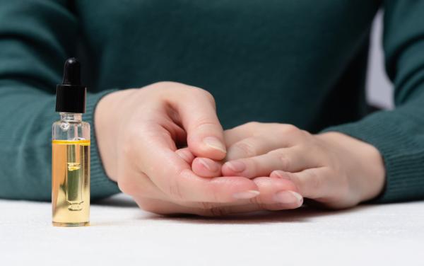 Cách dưỡng móng tay với dầu dừa vô cùng quen thuộc với người Việt Nam