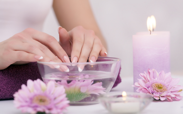 Cách dưỡng móng tay tự nhiên đơn giản chính là thường xuyên ngâm móng với nước ấm