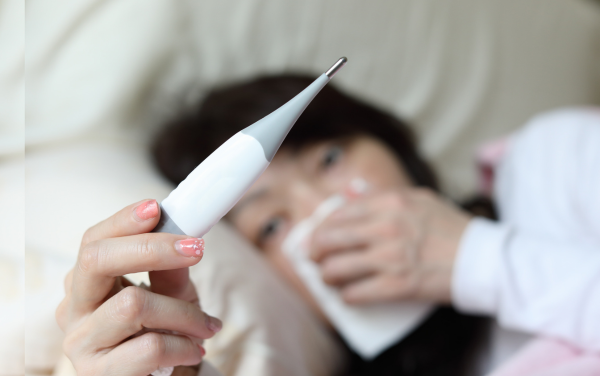 Nếu đau lưng khi bị kinh nguyệt đi kèm biểu hiện sốt hay xuất huyết nhiều thì bạn nên đi gặp bác sĩ để có liệu pháp chữa trị phù hợp