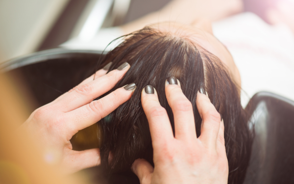 Thường xuyên massage da đầu giúp máu lưu thông, chân tóc chắc khỏe hơn