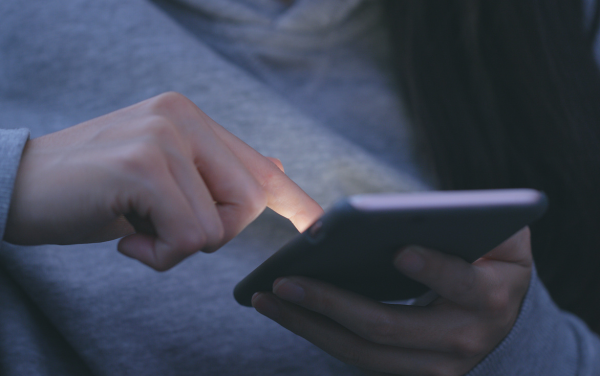 Tránh xa các thiết bị điện tử trong 30 phút trước khi ngủ