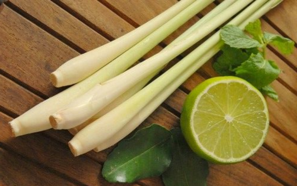 Sơ chế chanh và đạp dập sả để làm nước xông