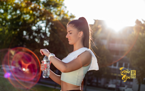 Phơi nắng đúng cách và bổ sung đủ lượng nước cần thiết để bù đắp giúp da đẹp hơn mỗi ngày