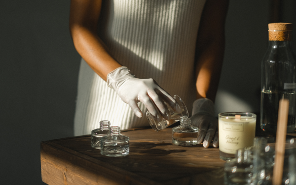 Không nên sử dụng tinh dầu tràm trà trực tiếp lên da, cần pha loãng hoặc test dị ứng trước