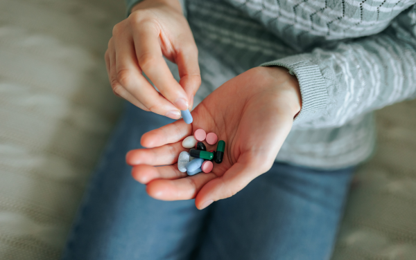 Sử dụng thuốc giảm đau, kháng sinh thường xuyên cũng là một nguyên nhân gây đau dạ dày